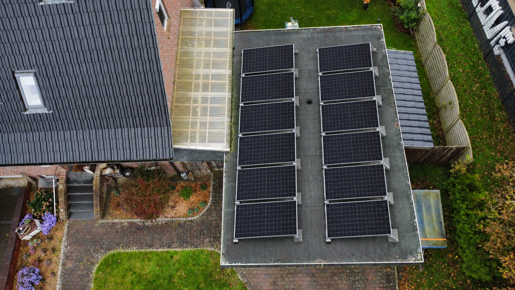 Zwölf Südmodule auf dem Carport mit niedriger Kante zum Wohnhaus links im Foto und hoher Nordkante rechts