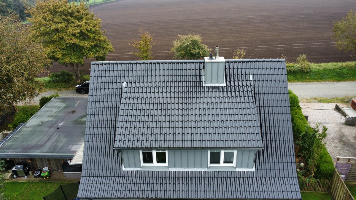 Drohnenaufnahme der Westseite mit breiter Gaube und Kamin
